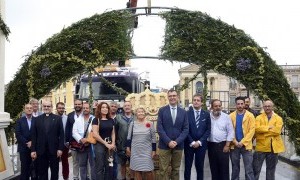 El arco floral de los Peligros, listo para acoger mañana la llegada de La Patrona a la ciudad